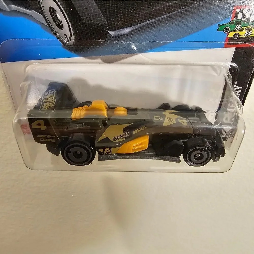 Hot WheelsCar HW 4 Trac Race Day Hotwheels Racer Netflix Lets Race
